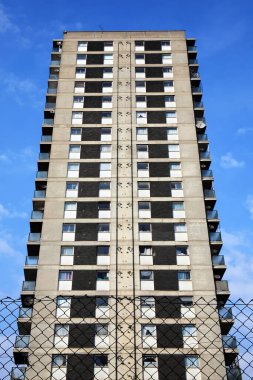 İngiltere 'de Londra' da yıkık dökük bir konut alanındaki gökdelen kulesi apartmanları, stokta fotoğraf çekimi