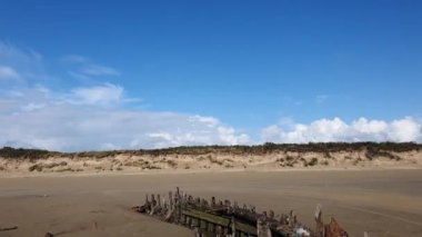 Cefn Sands sahilindeki gemi enkazı Carmarthenshire Güney Galler 'deki Pembrey Country Park' ta, popüler bir Galler turizm merkezi ve sahil şeridi şehir merkezi, stok video klibi.