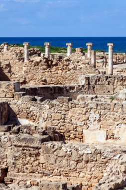 Kıbrıs 'taki Kato Paphos (Pafos) Arkeoloji Parkı' ndaki Roma Sütun mimarisi kalıntıları, popüler bir turizm tatil beldesi ve tarihi mekan, stok fotoğrafı