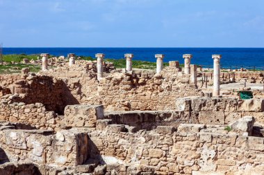 Kıbrıs 'taki Kato Paphos (Pafos) Arkeoloji Parkı' ndaki Roma Sütun mimarisi kalıntıları, popüler bir turizm tatil beldesi ve tarihi mekan, stok fotoğrafı