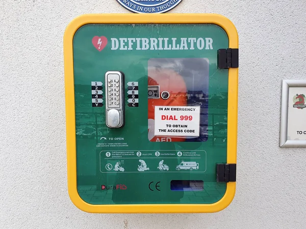 バリー港 2021年7月6日心臓発作や心停止を有する患者の場合 緊急サービスのために港の救命ボートステーションの外除細動器医療機器 — ストック写真
