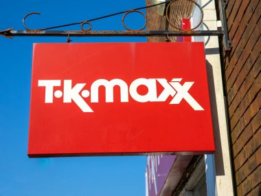 Carmarthen, Wales, İngiltere, 24 Mart 2022: T K Maxx logo reklam tabelası şehir merkezinin dışındaki süpermarket perakende satış mağazalarında.