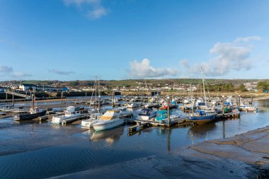 Burry Port, Wales, İngiltere, 3 Ocak 2020: Burry Port limanı popüler bir sahil turizm beldesi ve tatil beldesi, stok fotoğrafı                               