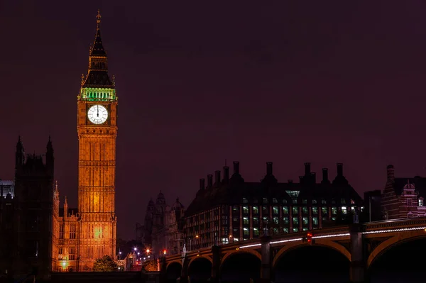 Big Ben Houses Parliament Londyn Anglia Nocy Uderzające Północy Sylwestra — Zdjęcie stockowe