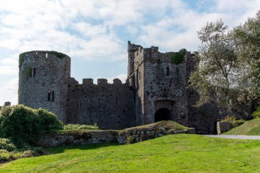 Pembrokeshire Güney Galler 'deki Manorbier Şatosu. 11. yüzyıl Norman Kalesi harabesi ve popüler bir seyahat merkezi turizm merkezi.                               