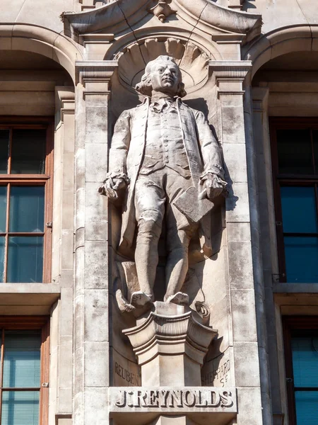 英国ロンドンの自然史博物館の外観上のサー ジョシュア レイノルズ彫刻像18世紀の主要な肖像画家 ストックフォトイメージだった英国 — ストック写真