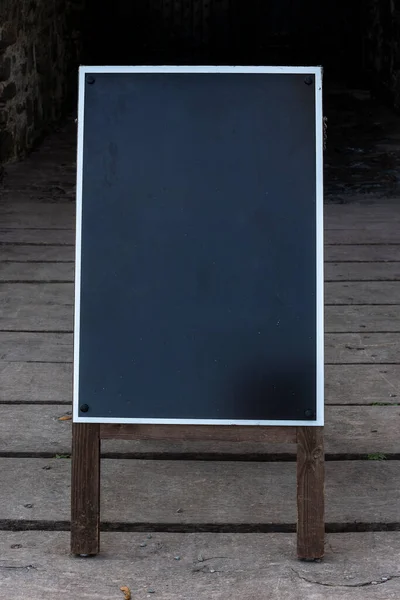 黒の背景に白い境界線を持つ黒板の木のフレームのプラカード上の空白の掲示板の看板 ストックフォトイメージ — ストック写真