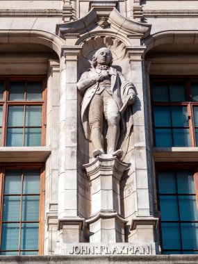 İngiltere 'de Londra' daki Doğal Tarih Müzesi 'nin dış tarafında bulunan John Flaxman heykeli 18. yüzyılın önde gelen heykeltraşı ve ressamıydı.