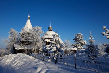 Kış ormanı, kar, mavi gökyüzü