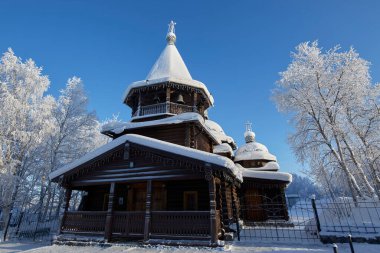 Kışın kilise kar ağaçları mavi gökyüzü