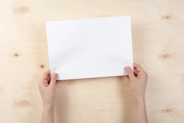 Beyaz kağıt ve tahta masada iki kolu.