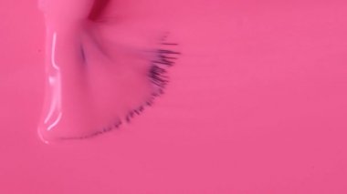 Pembe jöle oje. fırça hareketi. Manikür kapağı