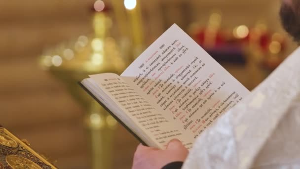 Närbild av prästerna händer med bönboken. Den helige fadern. — Stockvideo