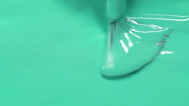 Esmalte de uñas de gel verde. movimiento de cepillo. Cubierta de manicura — Vídeo de stock