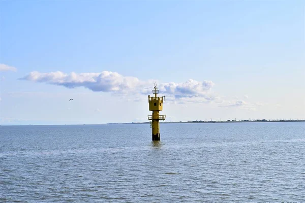 Kuzey Denizi 'nin çamurlu düzlüklerinde kurtarma kulesi.