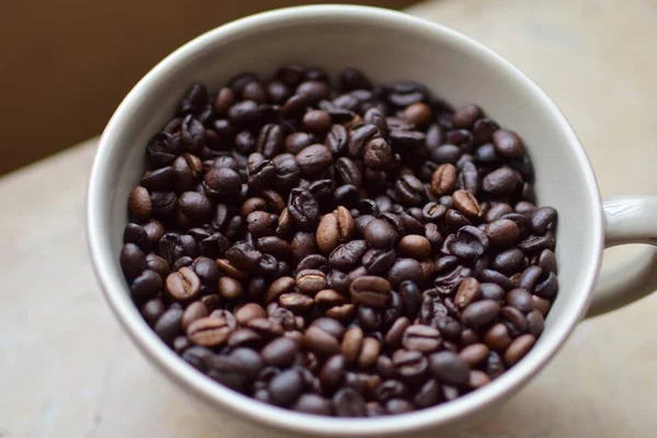 Yakından bakınca kahve çekirdekleri kızartılıyor.