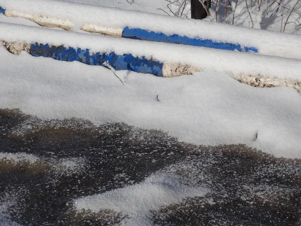 被雪覆盖的蓝白相间的障碍物酒吧 — 图库照片