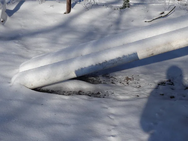 Karla kaplı mavi ve beyaz engeller — Stok fotoğraf