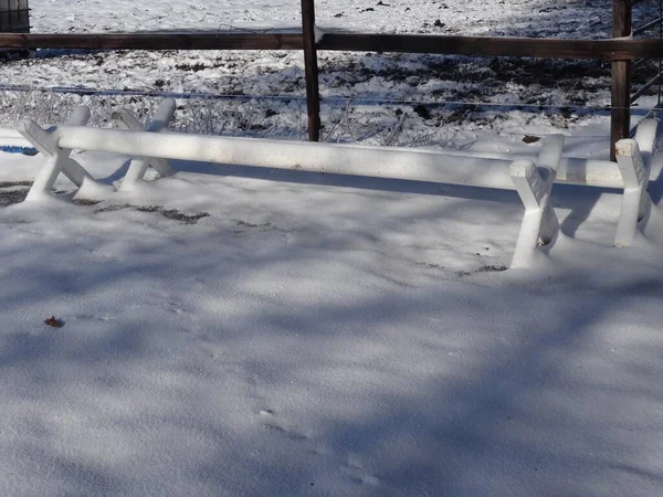 Beyaz engelli çubuklar - karla kaplı cavaletti — Stok fotoğraf