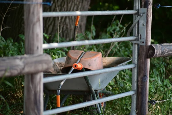 Collector Road Apple Mist Boy Wheelbarrow Fence — Stock Photo, Image