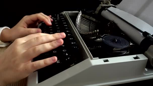 Het Meisje Typt Een Retro Typemachine — Stockvideo