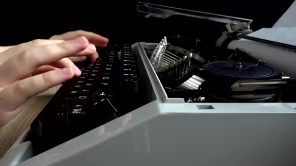 Chica Está Escribiendo Una Máquina Escribir Retro — Vídeo de stock