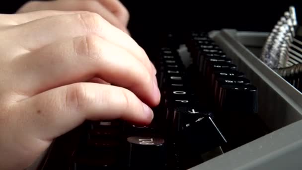 Das Mädchen Tippt Auf Einer Retro Schreibmaschine — Stockvideo