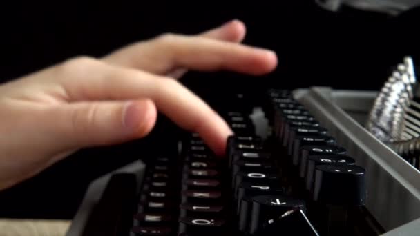 那女孩在一台复古打字机上打字 — 图库视频影像