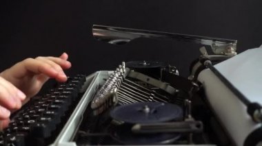 Kız retro bir daktiloyla daktilo yazıyor..