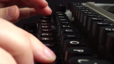 Kız retro bir daktiloyla daktilo yazıyor..