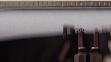 Retro daktiloda basın bülteni yazılıyor. Kapat..