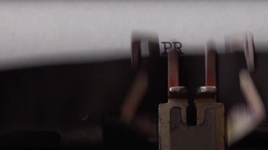 Retro daktiloda basın bülteni yazılıyor. Kapat..