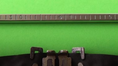 Yeşil sayfada retro daktiloyla daktilo yazıyorum. Kromakey.