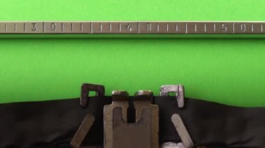 Yeşil sayfada retro daktiloyla daktilo yazıyorum. Kromakey.