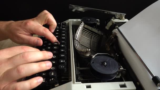 Hombre Está Escribiendo Una Máquina Escribir Retro — Vídeos de Stock