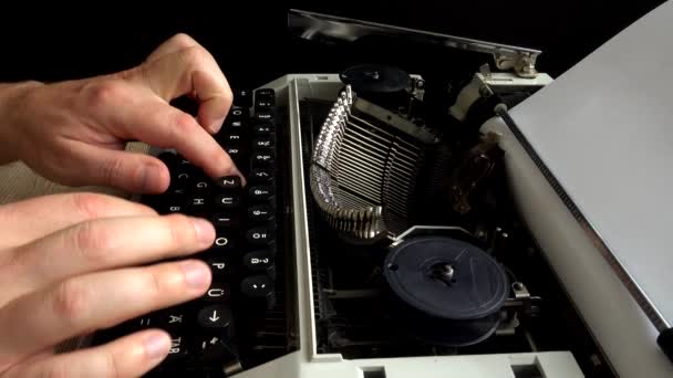 Der Mann Tippt Auf Einer Retro Schreibmaschine — Stockvideo