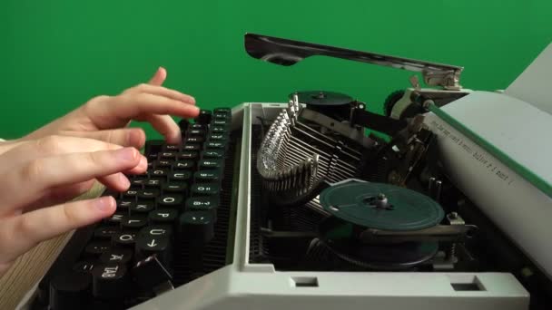 Das Mädchen Tippt Auf Einer Retro Schreibmaschine Auf Grünem Hintergrund — Stockvideo