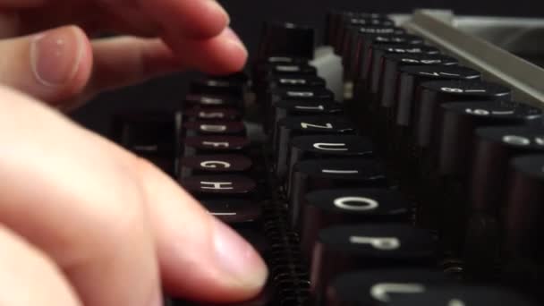 Chica Está Escribiendo Una Máquina Escribir Retro — Vídeos de Stock