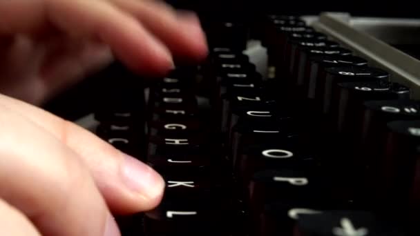 Het Meisje Typt Een Retro Typemachine — Stockvideo
