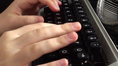 Kız retro bir daktiloyla daktilo yazıyor..