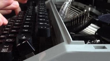 Kız retro bir daktiloyla daktilo yazıyor..