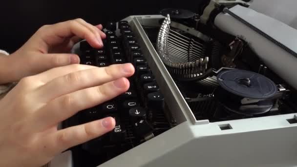 Dziewczyna Pisze Maszynie Pisania — Wideo stockowe