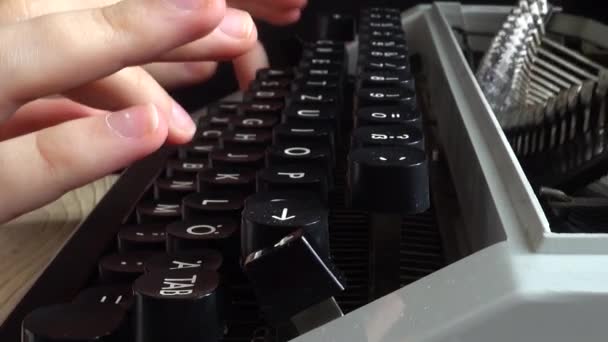 Het Meisje Typt Een Retro Typemachine — Stockvideo