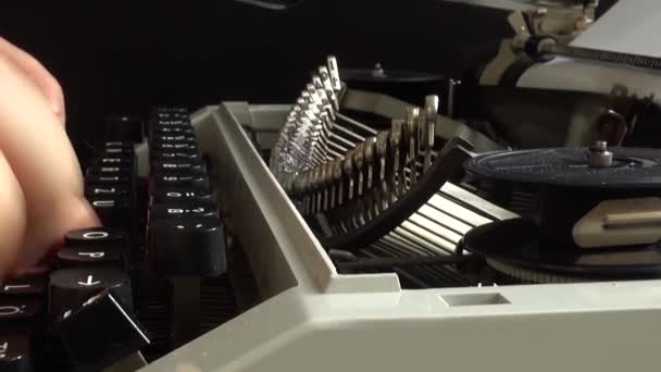 Hombre Está Escribiendo Una Máquina Escribir Retro — Vídeo de stock