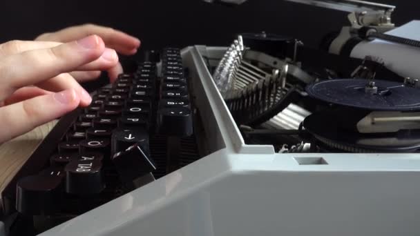 Menina Está Digitando Uma Máquina Escrever Retro — Vídeo de Stock