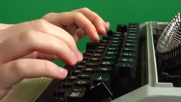 Menina Está Digitando Uma Máquina Escrever Retro Fundo Verde Cromado — Vídeo de Stock