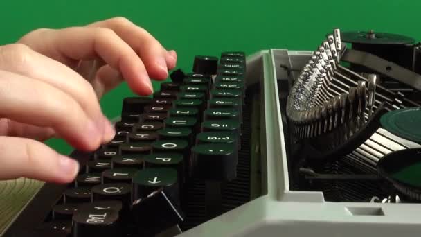 这个女孩正在绿色背景的复古打字机上打字 Chromakey — 图库视频影像