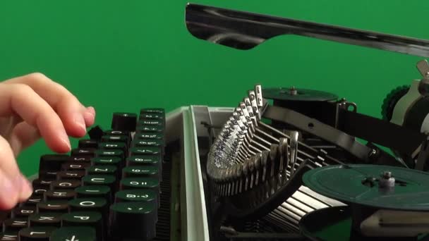 Das Mädchen Tippt Auf Einer Retro Schreibmaschine Auf Grünem Hintergrund — Stockvideo
