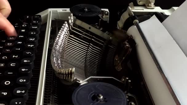 Πληκτρολογεί Μια Ρετρό Γραφομηχανή — Αρχείο Βίντεο