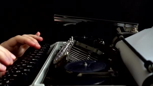 Rapariga Está Escrever Numa Máquina Escrever Retro Movimento Lento — Vídeo de Stock
